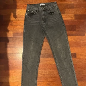 Gråa jeans från Zara  - Gråa jeans med slits från zara. Mycket bra skick, storlek 36