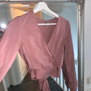 Bluse - Säljer mina Bluse, men en öppning i ryggen💓 strl Xs, pris 100