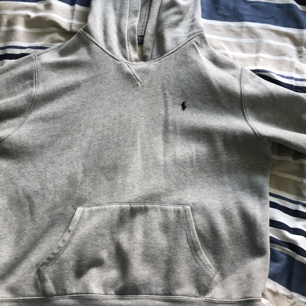 Säljer min Ralph lauren hoodie pågrund av att jag rensar gardebroben, skick 8/10. Hoodies.