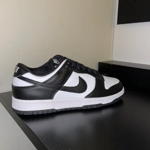 Nike Dunk Low Panda - Aldrig använts. Helt nytt skick. Pris 1999 lägg bud