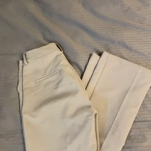 Kostymbyxa - Jag säljer nu dessa jättefina kostymbyxor från bikbok på grund av att de tyvärr är för små. De har en väldigt fin grå/ beige färg som inte längre säljs. Väldigt sparsamt använda. Köparen står för frakt och priset går även att diskutera