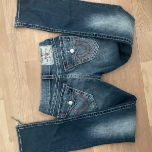 True religion  - Säljer mina coola jeans, köpt på Plick. Lite klippt där nere,jeansen kom så när jag köpte dem. Innerbenslängd 80cm midjemått rakt över 36cm , sitter som straight leg 