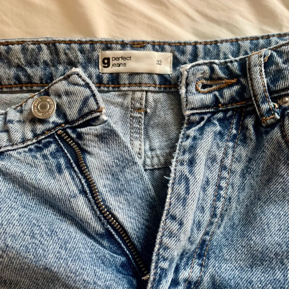 Jätte snygga jeans. De är använda ett fåtal gånger men säljer de eftersom de är för små för mig. De är hela och har inga fel som jag har upptäckt. ❤️. Jeans & Byxor.