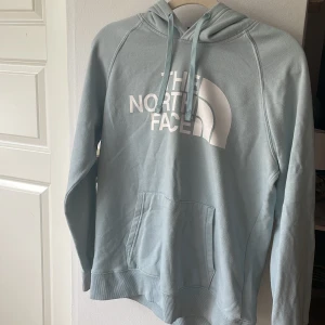 The North Face hoodie  - Turkos hoodie med luva, stor ficka på framsidan