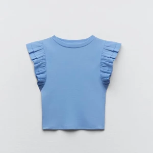 Volang topp💙💙 - Säljer denna fina volang topp från zara då den inte kommer till användning💙 Den är i strl S men den är ganska stretchig. TRYCK INTE PÅ KÖP NU!!! 