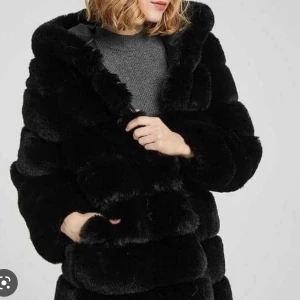 Pälsjacka  - Använd fåtal gånger nyskick inte äkta päls men ser äkta ut 