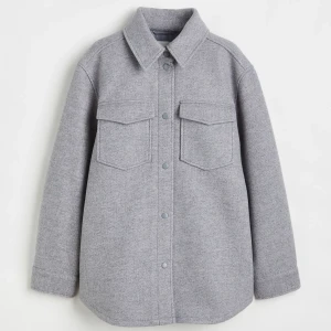 Jacka - säljer en höst/vinterjacka då jag beställde i helt fel storlek och hann inte lämna tillbaka. prislapp finns kvar och endast provad. 