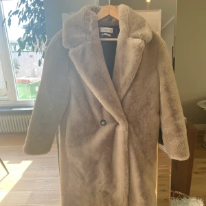 Kappa i fake fur - Kappa i perfekt beige super lyxig och lite oversize