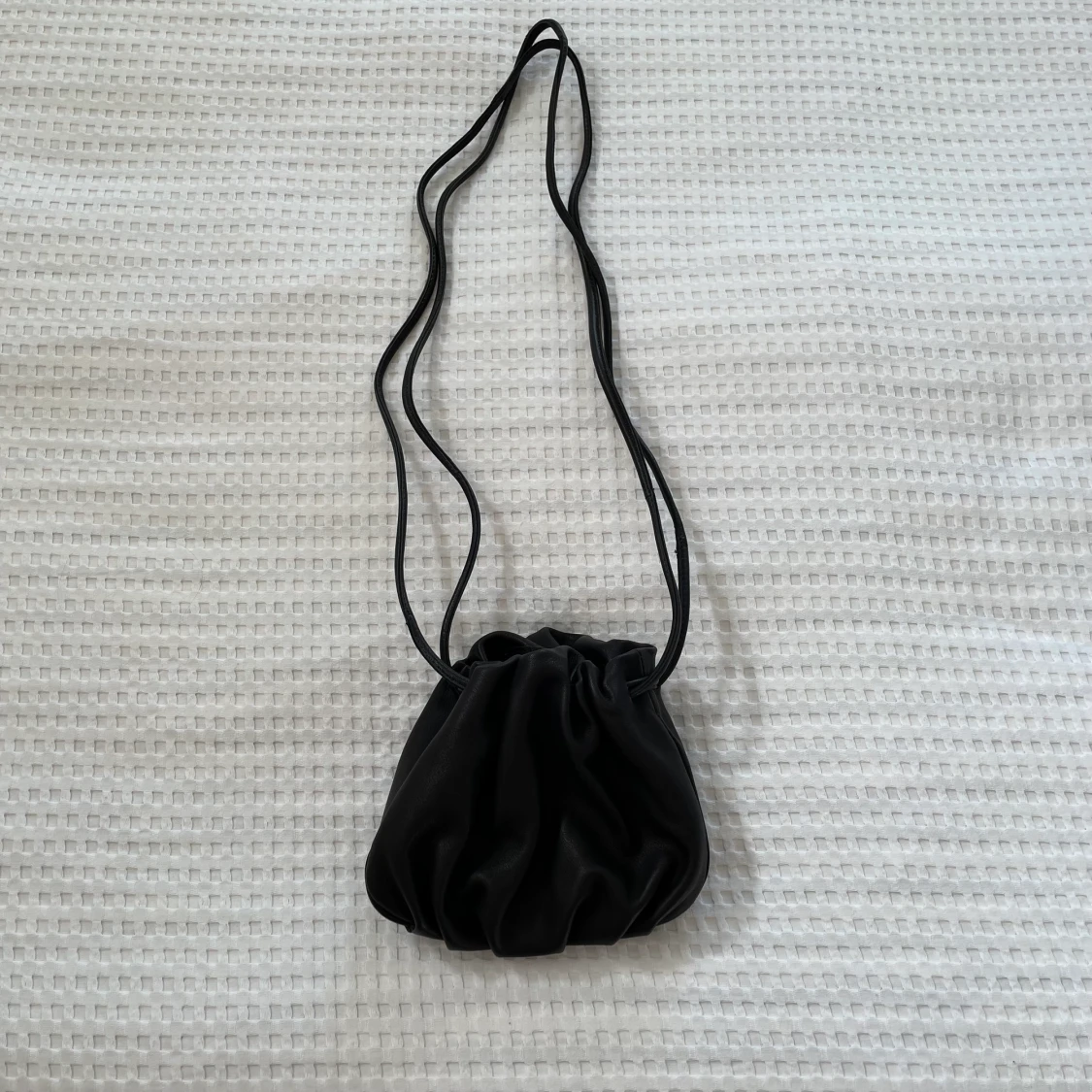 Topshop - Leah - Svart axelremsväska i läder med dragsko - 90