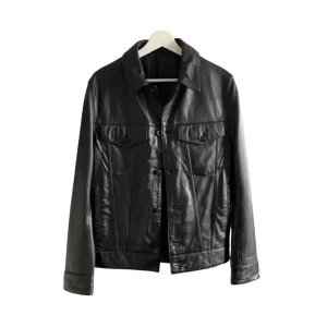 Skinn jacka  - Svart riktig Skinnjacka från zara  Köpt förra året för 1700kr Sällan använd / som ny Storlek S  ( Spegeln är smutsig vilket gör så att jackan ser smutsig ut!)