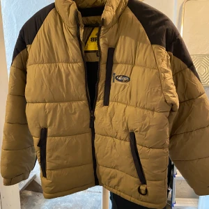 Vinter jacka - PojkeJacka, som ny i strl 158 passar ålder 10/13  Längd 72 cm, färgen som det ser ut på bilden