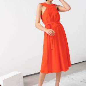 En helt ny orange klänning som passar olika stilar. Ettikett kvar. Klänningen har en öppen rygg och ett knytband runt midjan. Den är i storleken S/38🧡 Hör av dig ifall du är intresserad! 🧡