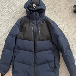 Sail racing vinterjacka - Köptes vinter 2021 men tyvärr för stor nu för min man. Strl XXL. Som ny! Finns kvitto kvar! Bjuder på frakten