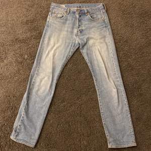Ett par fina Levis 501 ’93 jeans i fint skick. Storlek 30/32. Säljes pga blivit för små för mig. Tveka inte på att skriva! 