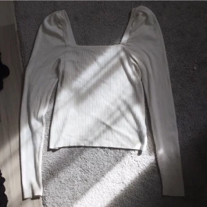 Tröja - Oanvänd tröja från Nelly i strl M, passar ocksp S 🤍