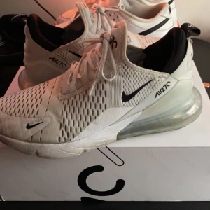 Nike 270 - Säljer dessa för dom är för små för mig ,  Stl 45,5  Ser lite smutsiga ut på bilden men dom är rena nu ,  Skriv för mer bilder 