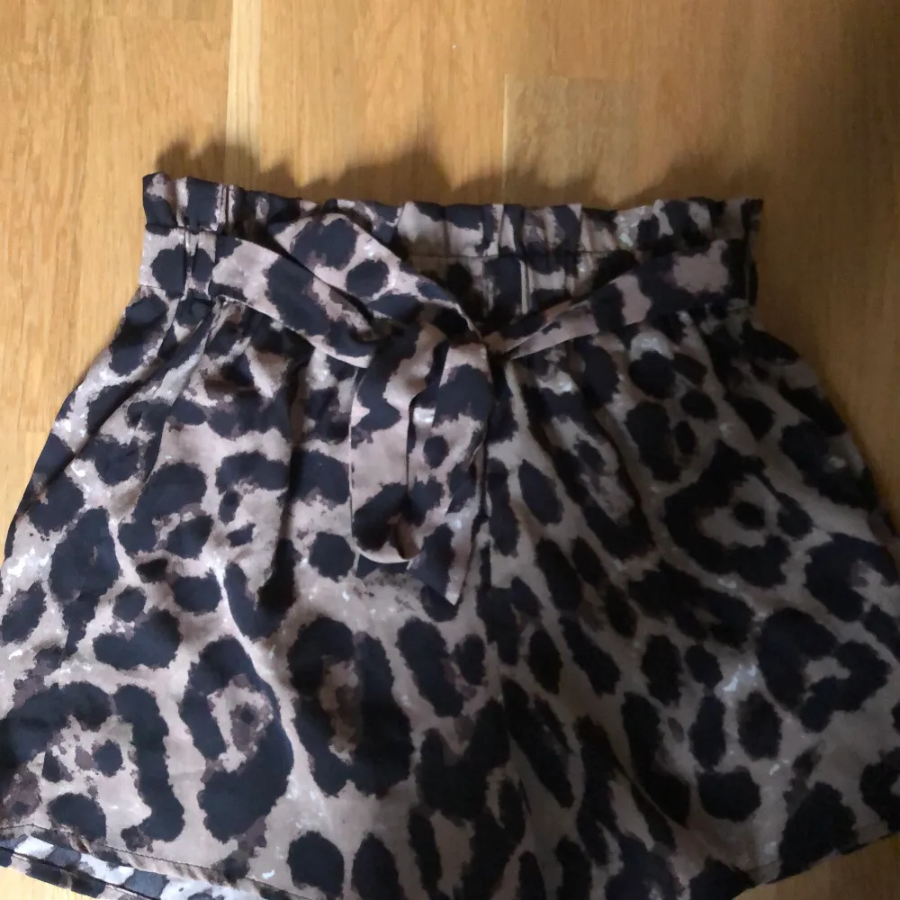 Enkla leopard shorts. Har används 1-2 gånger. Säljer på grund av att dem ej används.. Shorts.