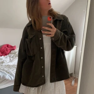 Jacka från zara  - Säljer min jacka från zara. Passar bäst till höst och vår💓 Storlek S💓💓💓 Köpt för 400kr, välanvänd men i bra skick. Pris går att diskutera och skriv gärna för fler bilder💓💓