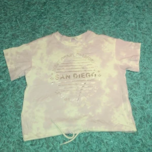 den är från h&m - Väldigt bra passform, men tyvärr har jag växt ur den. Storlek: 8-10 år. Skriv för fler frågor!🫶🏽