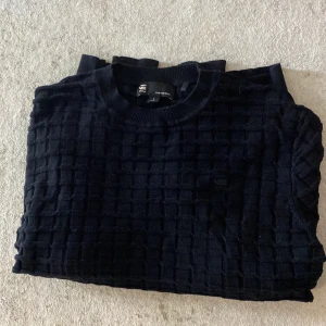 G-star Raw Bomull Tröja  - Tröjan är i bra skick förutom att den krympt lite i tvätten och blivit för liten. Annars riktigt bra kvalitet på denna mysiga mönstrade tröja från G-star Raw