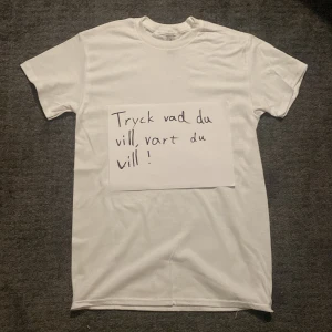 Tryck egen T-shirt! - Tryck vilket tryck du vill, vart som hällst på T-shirten! Finns i medium, large och small. Tröjan får endast tvättas i 30 grader! Skriv ett meddelande för mer info!