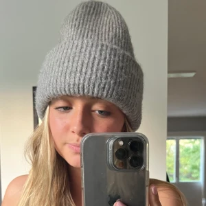 Grå mössa - Supergullig grå stickad mössa från Zara! Köpte för 350kr, säljer för 200kr🥰 Jättefint skick och inte använd alls mycket!❣️