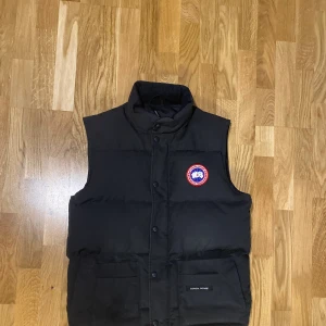 Canada goose - Canada goose väst ny skick, säljer pågrund av för liten för mig, skriv för mer bilder på västen. Priset kan diskuteras med en lätt och snabb affär. Det är storlek M men passar S också 