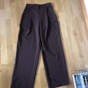 Bruna vida byxor - Är uppsydda för mig som är 162cm, kan nog passa till någon som är ett par cm till. Använda 1 gång