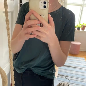 Oanvänd mörkgrön t-shirt - Monki  - Säljer denna sköna mörkgröna t-shirt från Monki💖 Helt oanvänd! Stl S Pris: 70:- inkl. frakt (köpt för 150:-) 