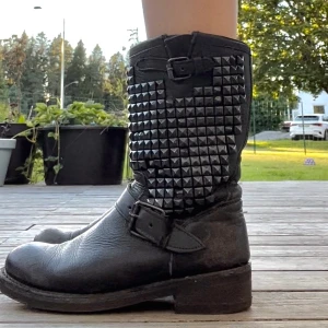 ash trash bikerboots - nästan aldrig använda då de tyvärr är lite för små.. har stått i garderoben i 12 år fått lite knappt synligt rost vid nitarna. Nypris 4700, säljer billigt så de kommer till ett bra hem där de får användas flitigt 🥰 