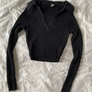 Tröja - Svart tröja från H&M i storlek S. Frakt tillkommer.