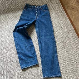 Levi’s jeans modellen ribcage straight ancle i mörkblå tvätt, superfina till hösten! Bra skick!
