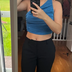 Blå topp - Säljer denna blåa one shoulder toppen! Aldrig använd 💙det är storlek M men passar mig som är Xs/S också (mycket stretch)