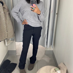 Lågmidjade kostymbyxor  - Hej! Säljer dess Lågmidjade kostymbyxor från bikbok💗