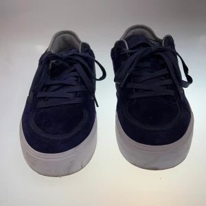 Vans skor - Ett par vans skor i storlek 44.