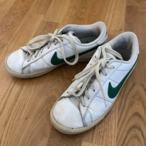 NIKE vintage skor stl 38.5 - Köpta begagnade, skitsnygga vintage skor! Jag har 37-37.5 och använt dem men då har dem varit lite stora i tån men ändå funkat enligt mig! 