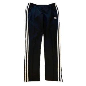 Adidas byxor  - Säker mina adidas byxor då dom ej kommer till användning! Två första bilder från förra säljaren!🥰 inte flare leg!!