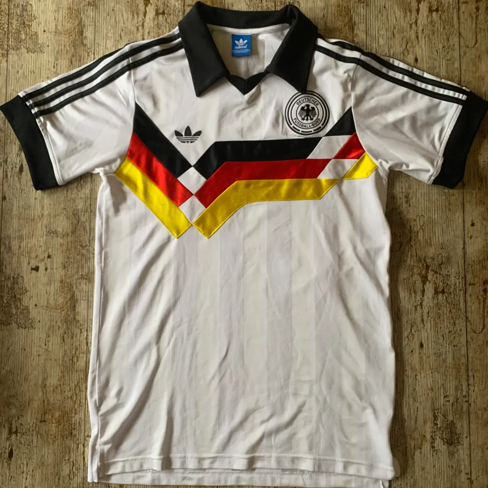 Storlek: M Skick: 9/10  Adidas originals officiell remake av Tysklands klassiska hemmatröja från EM 1988, gjord i 2016.. T-shirts.