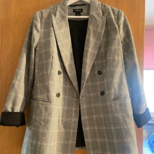Lång kavaj oversized  - Lång kavaj i stl 38 från Lindex perfekt för hösten. Sitter supersnyggt! Köpt förra året, har använt den 5-6 gånger förra hösten, men den är i väldigt fint skick. Köparen står för frakt   Priset kan diskuteras 