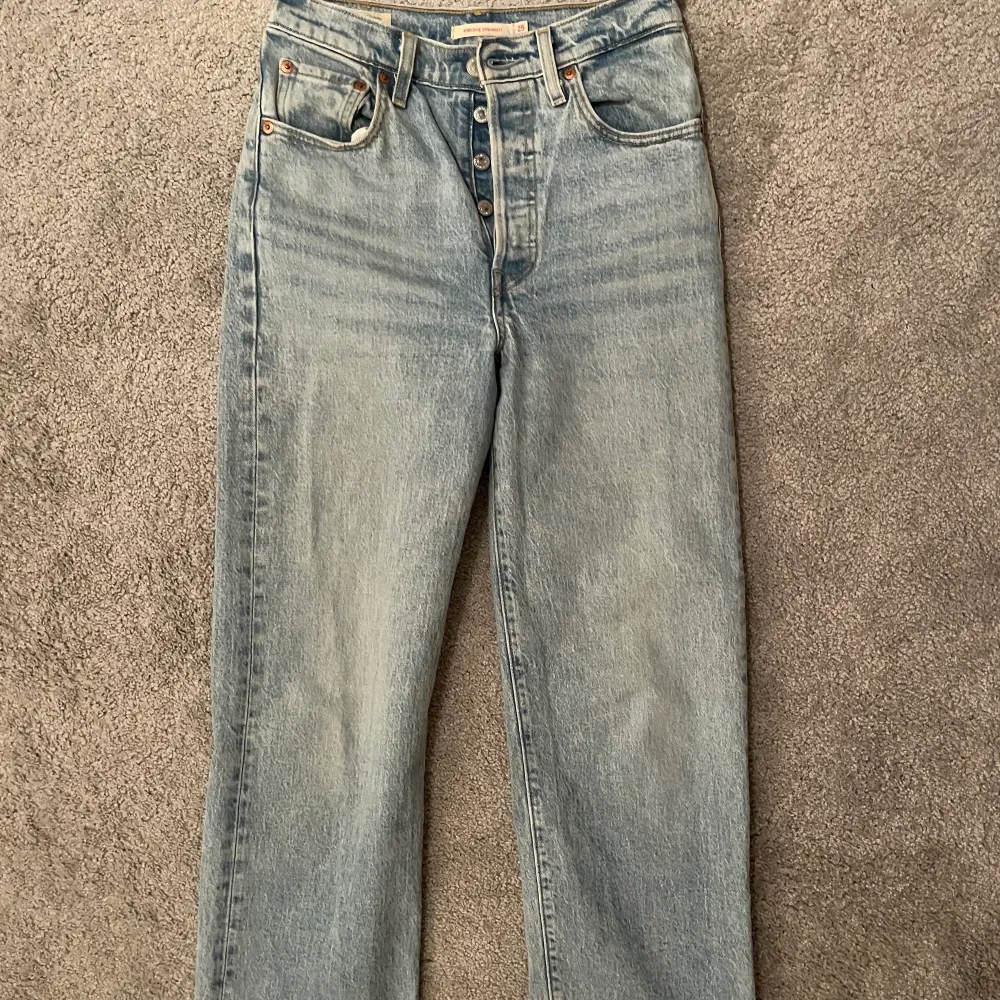 Ljusblåa straight Levis jeans i fint skick. Jag är 169 cm, se bild 2 för att se hur de sitter. Köpare står för frakten 💕. Jeans & Byxor.