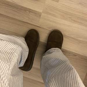 Gosiga ugg-dupes i mocka från Micheal Kors, använda men i fint skick! Mörkgråa🙏🏼 hör av er för frågor!