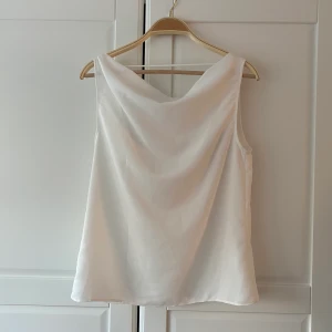 Topp - Skitsnygg topp från Zara med öppen rygg. Storlek xs men passar även S. Använd endast en gång så som i nyskick!