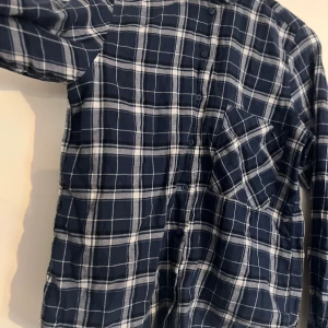 Skjorta - Mörkblå/vit rutig skjorta från Gina tricot, svårt att få en bra bild på den. Storlek 34, använd 2 gånger så i princip i nyskick🌸