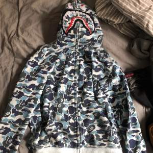 real bape hoodie bought for 7000kr used 