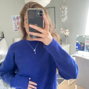 ZARA stickad blå tröja - Jättefin populär zara tröja, köpt förra hösten och är helt slutsåld. Perfekt nu till hösten och vintern. Var en av mina favoritröjor förra hösten! 💕