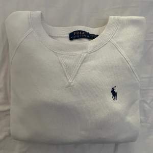 Säljer denna fina Ralph Lauren tröjan för 300kr 💗 nypris är runt 800kr ( bilderna är lånade) kom privat för mer bilder eller frågor💗