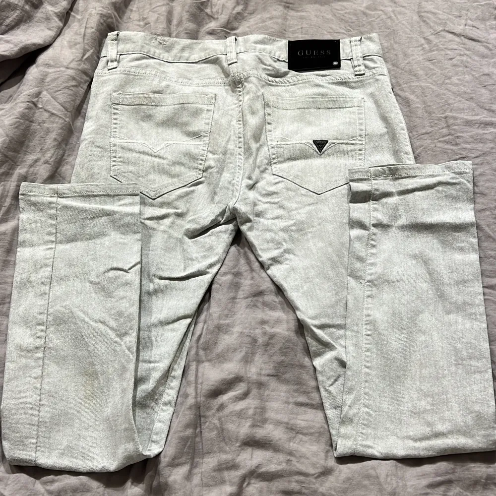 Whitewashed Slimfit Guess jeans i storlek W32 & L32. Jeans & Byxor.