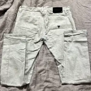 Whitewashed Slimfit Guess jeans i storlek W32 & L32