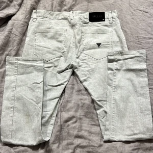 Guess Jeans i storlek W32 L32 - Whitewashed Slimfit Guess jeans i storlek W32 & L32