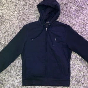Ralph lauren allvädersjacka - Säljer min marinblåa ralph lauren allvädersjacka i princip helt oanvänd, slutsåld överallt, skick 10/10, köpt för 2500  Skriv om ni har några fler frågor eller funderingar😅🙌